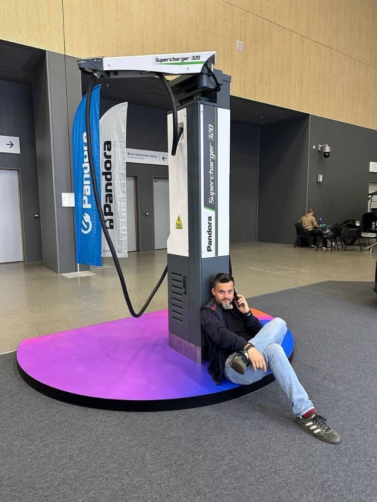 Артём Кривцов у зарядной станции Pandora Supercharger