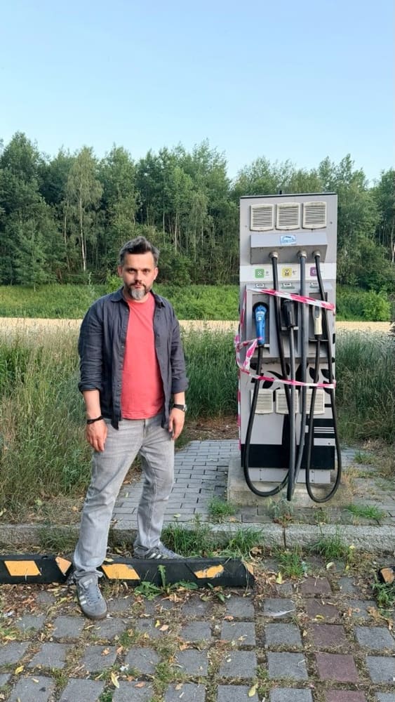 Артём Кривцов у зарядной станции